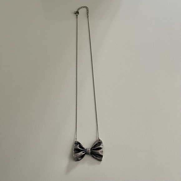 UO Bow Necklace - Picture 2 of 4